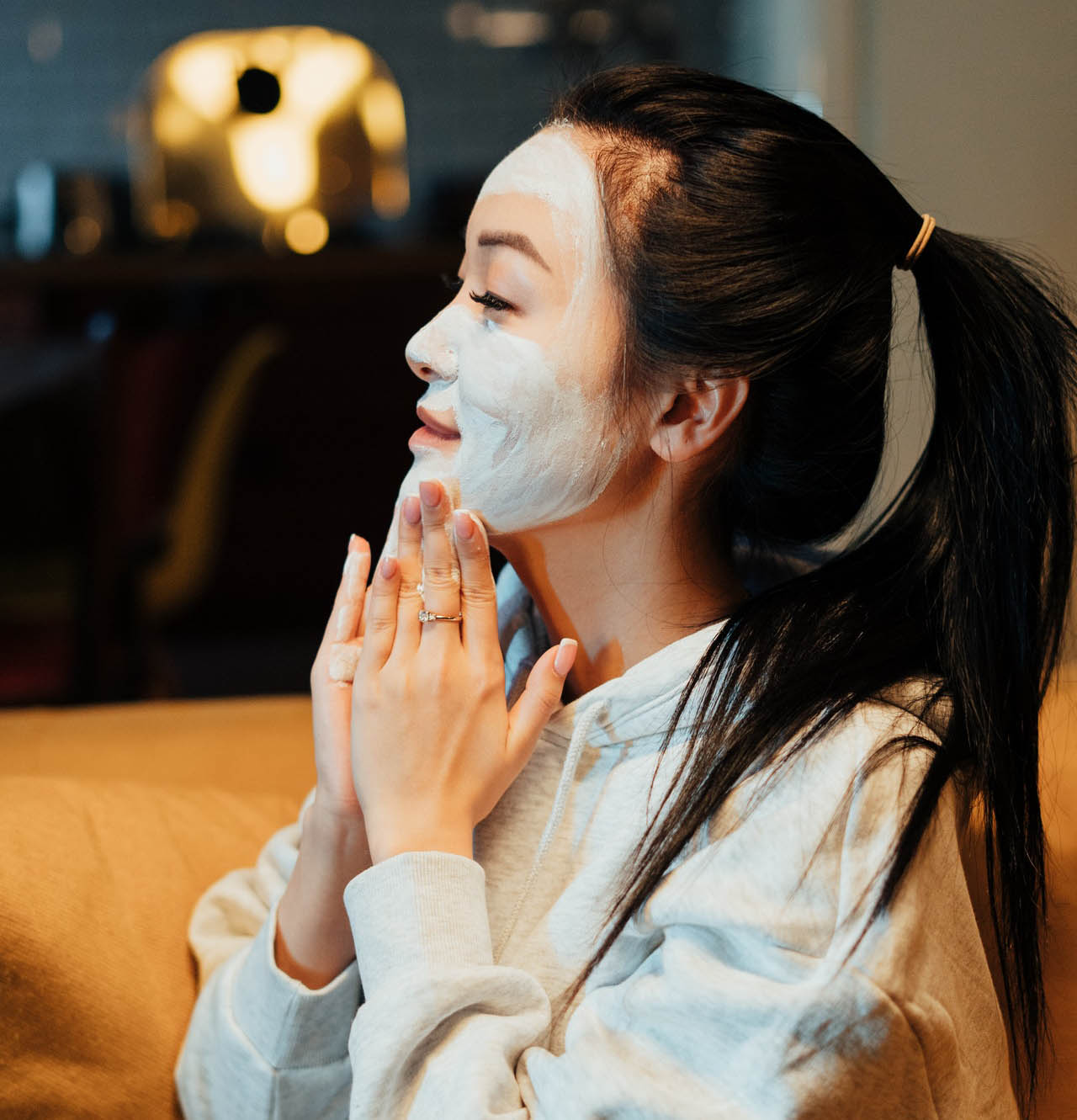 asian woman putting on a facemask for hyperpigmentation